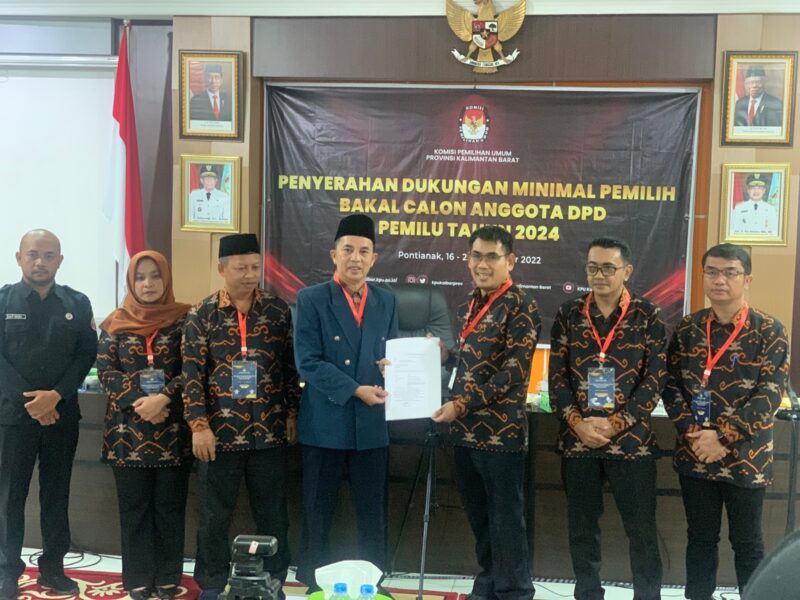 Rusli M Yusuf menyerahkan syarat dukungan dan mendaftar DPD RI ke KPU Kalbar, Kamis (29/12/2022).