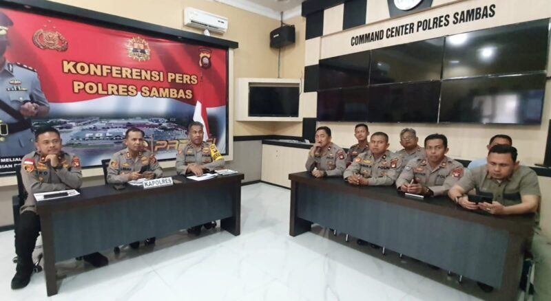 Kapolres Sambas AKBP Laba Meliala menyampaikan press release kasus pelanggaran dan Laka Lantas, Jumat (30/12/2022)