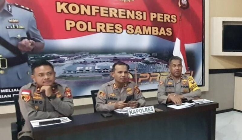Kapolres Sambas AKBP Laba Meliala menyampaikan kasus pembunuhan pada press release nya, Jumat (30/12/2022)