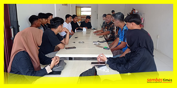 Anggota DPRD Sambas Supni Alatas berdiskusi bersama pengurus KUPS Intuyut Jaya Lestari, Minggu (8/1/2023).