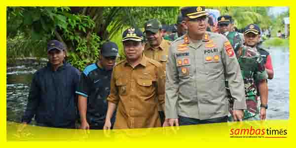 Bupati Sambas Satono bersama Forkopimda tinjau banjir di Desa Tempapan Hulu, Kecamatan Galing, Senin (30/1/2023).