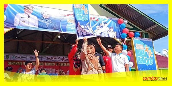 Bupati Sambas Satono didampingi Ketua TP-PKK Kabupaten Sambas Yunisa melepas balon Gerakan Nasional Aksi Bergizi, Kamis (19/1/2023).