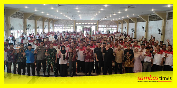Bupati Sambas Satono foto bersama usai membuka Mukerda ABPEDSI, Sabtu (28/1/2023).