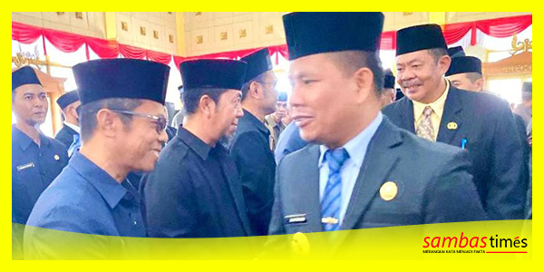 Bupati Sambas Satono mengucapkan selamat kepada Pejabat ASN Kabupaten Sambas yang telah dilantik pada jabatan baru, Senin (16/1/2023)