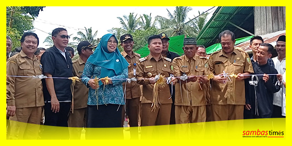 Bupati Sambas Satono meresmikan Jalan Sungai Kelambu-Sepinggan, Senin (9/1/2023).
