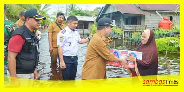 Bupati Sambas Satono salurkan bantuan banjir di Desa Tempapan Hulu, Kecamatan Galing, Senin (30/1/2023).