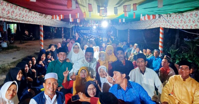 Wakil Bupati Sambas Fahrur Rofi foto bersama diacara Festival Zikir Maulid, Sabtu (14/1/2023) malam.