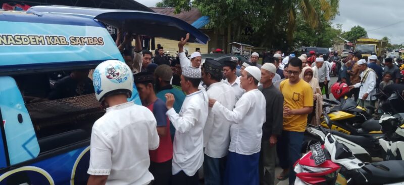 Ratusan pelayat mengantar jenazah Ibunda H Subhan Nur usai disalatkan di Masjid Al-Jihad Desa Lorong, Rabu, (25/1/2023)
