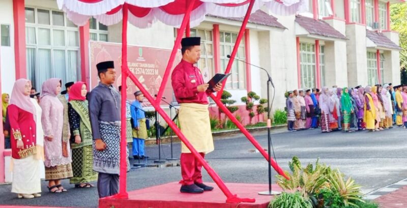 Bupati Sambas Satono berbusana Melayu pimpin upacara HUT Pemprov Kalbar ke-66, Sabtu (28/1/2023).