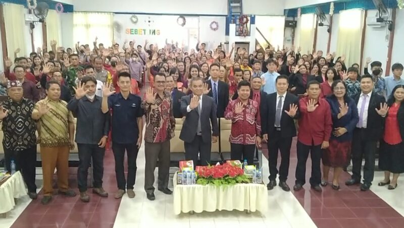 Bupati Sambas Satono bersama DPRD Sambas Ferdinan Syolihin, Bui Kiong dan Idaliati foto bersama pada peringatan tersebut, Sabtu (28/1/2023).