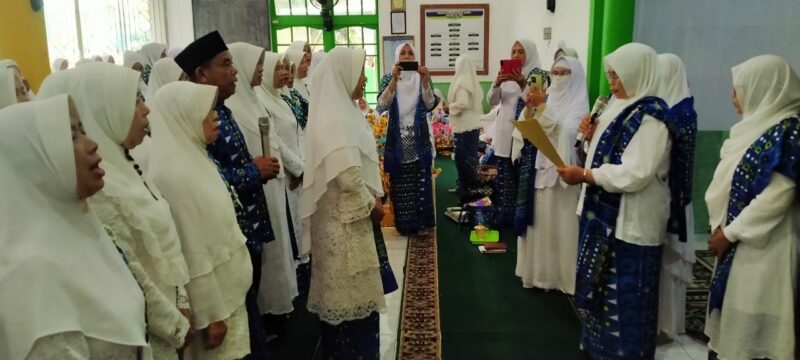 Ketua BKMT Kabupaten Sambas Hj Yunisa Satono mengukuhkan pengurus BKMT PC Tebas, Minggu (29/1/2023).