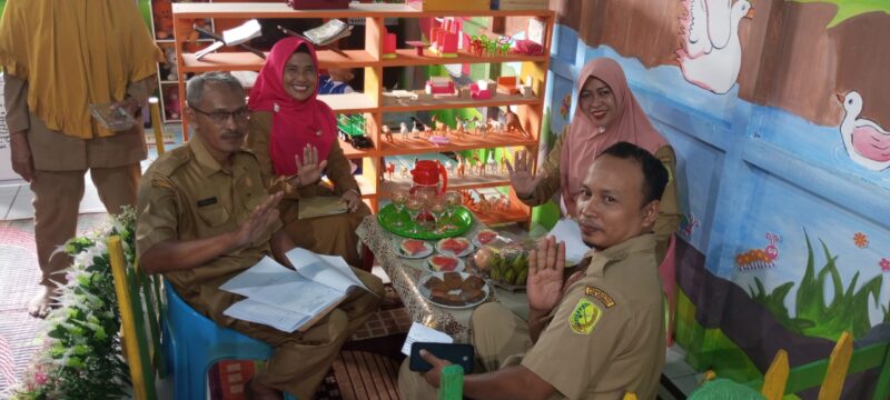 Kepala Sekolah TK Negeri Pembina Sambas pada kegiatan lomba kelas bersih, Senin (30/1/2023).