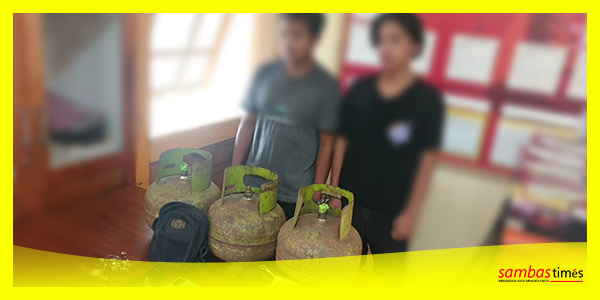 Kedua pelaku pembobol rumah warga dan barang bukti yang diamankan Polsek Pemangkat, Senin (2/1/2023).