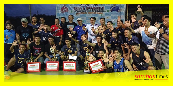 Kepala Disparpora Kabupaten Sambas dr I Ketut Sukarja foto bersama juara voli antar desa, Kamis (5/1/2023)