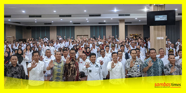 Ketua DPRD Sambas, Wakil Ketua 1 DPRD Sambas dan Bupati Sambas foto bersama aparatur desa se Kabupaten Sambas, Rabu (25/1/2023).
