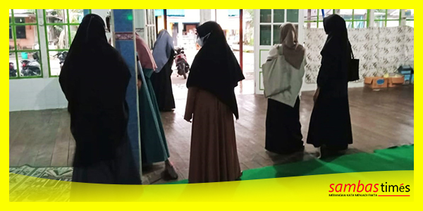 LDK IAIS membersihkan masjid sebagai bentuk penerapan salah satu tri dharma perguruan tinggi.