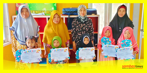 Lima Balita didampingi orang tuanya menerima penghargaan dari Puskesmas Semparuk, Rabu (4/1/2023).