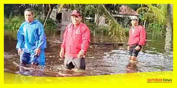 Mardani Anggota DPRD Sambas menuju lokasi reses dan menyerap aspirasi warga ditengah musibah banjir, Senin (30/1/2023)