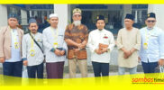 Misni Safari bersama Hassim pengurus Masjid 1001 Kubah Sarawak Malaysia foto bersama di Masjid Jamik Sarawak