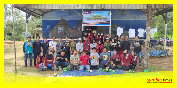 Pengurus Pokdarwis Tanjung Api foto bersama mahasiswa/i Poltesa, Minggu (8/1/2023) sore di Bascamp Tanjung Api.