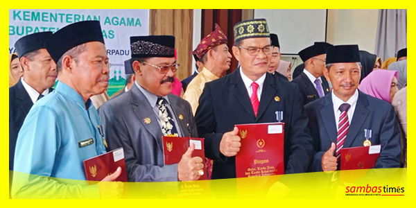 Rektor IAIS Dr Arnadi Arkan mengabadikan momen usai menerima penghargaan Satyalancana Karya Satya, Selasa (3/1/2023).
