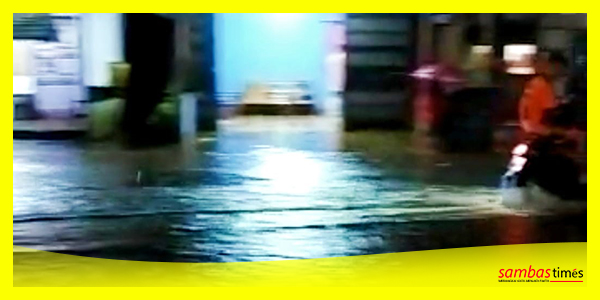 Ruas jalan Kecamatan Paloh tergenang pasang Rob disertai hujan, Rabu (25/1/2023).