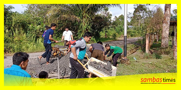 Sulthoniyah dan ADI membersihkan lingkungan pesantren, Sabtu (7/1/2023) pagi.