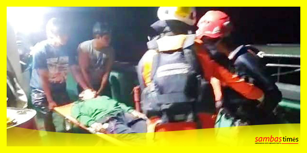 Tim SAR Gabungan evakuasi seorang nelayan dalam keadaan selamat yang terombang-ambing di perairan muara Pemangkat.