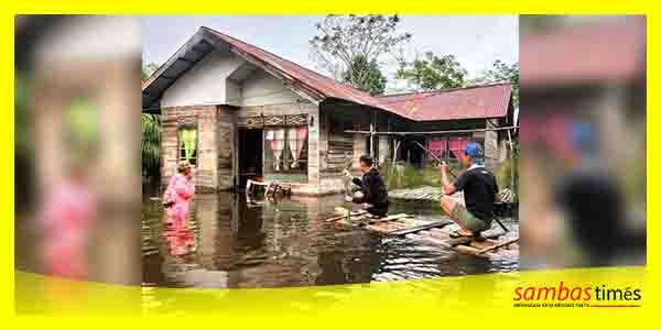 Warga menggunakan rakit akibat banjir merendam rumahnya, Senin (30/1/2023).