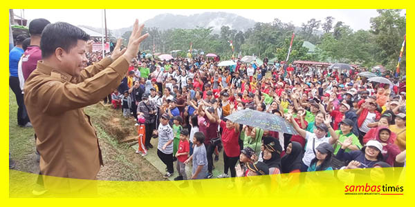 Bupati Sambas Satono melambaikan Salam Berkemajuan pada masyarakat Kecamatan Sajingan Besar pada kegiatan Germas, Senin, (27/2/2023).