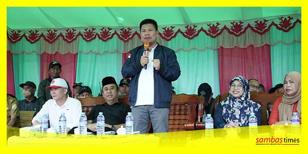Bupati Sambas Satono menyampaikan sambutan pada penutupan Kasti se Kabupaten Sambas di Kecamatan Galing.