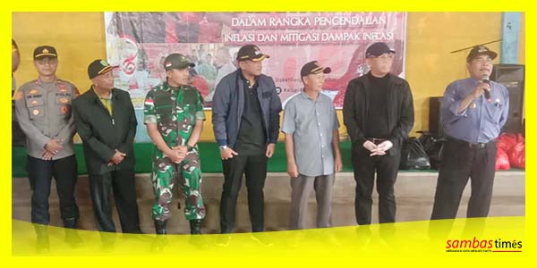 Dandim 1208 Sambas Letkol Inf Dadang Armada Sari saat mendampingi Gubernur menyerahkan bantuan di Kecamatan Tangaran.