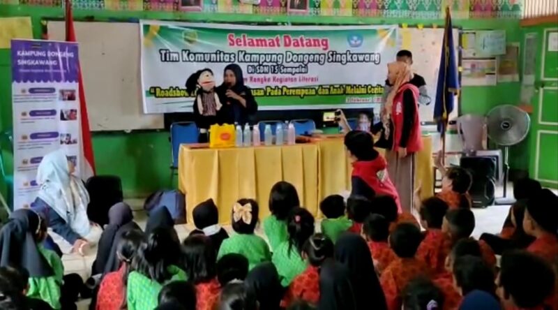 Tim Komunitas Dongeng Singkawang berkunjung ke SDN 15 Sempalai, Kecamatan Tebas, Kamis (2/2/2023).