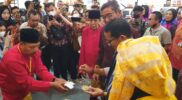 Menparekraf Sandiaga Uno merasakan Amping Sambas yang diserahkan Asdi di saksikan Kadis Pariwisata I Ketut Sukarja dan Hamdi Ketua Grup Ngamping