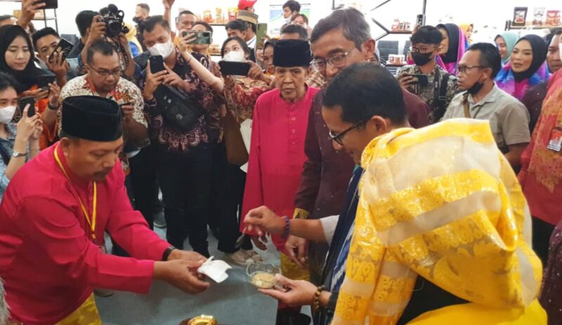 Menparekraf Sandiaga Uno merasakan Amping Sambas yang diserahkan Asdi di saksikan Kadis Pariwisata I Ketut Sukarja dan Hamdi Ketua Grup Ngamping, Kamis (9/2/2023).