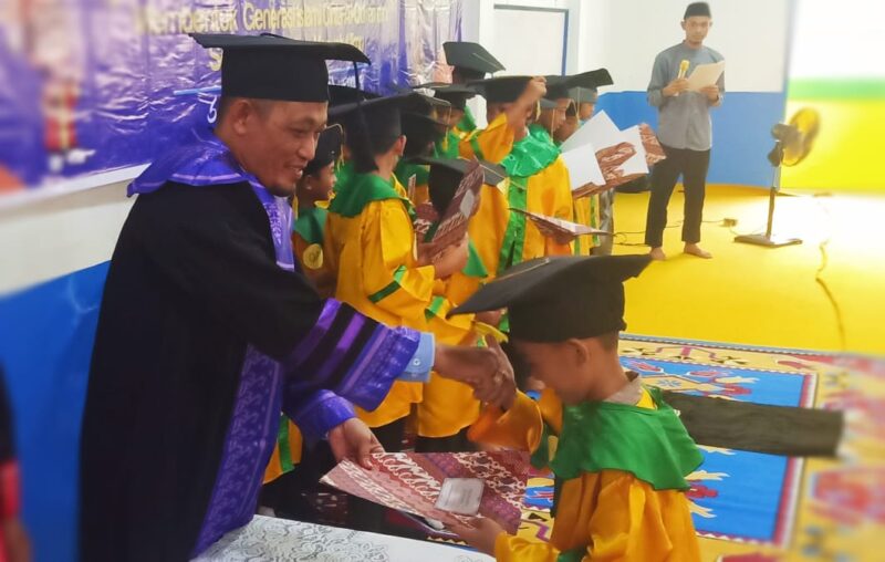 Ketua Yayasan Haji Muhammad Shaleh Subhan Nur mewisuda Santri TPA Al Iqra, Sabtu (11/2/2023).
