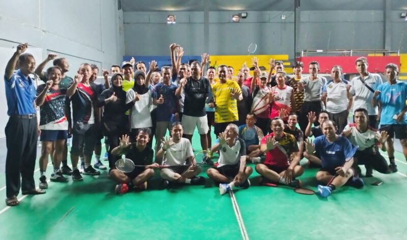 PB Borneo Sambas mengabadikan momen foto bersama usai pertandingan persahabatan di GOR Bumi Khatulistiwa Pontianak.