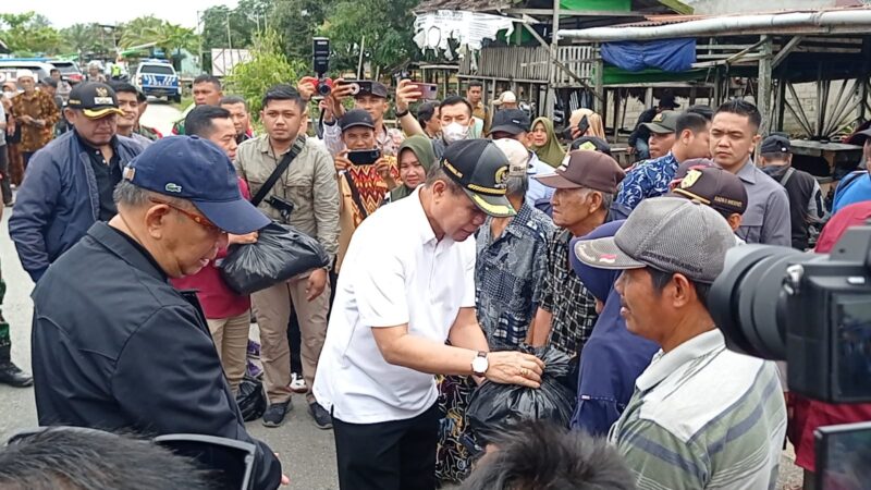 Wakil Ketua DPRD Kalbar Prabasa Anantatur menyerahkan bantuan terdampak banjir di Kecamatan Tangaran, Minggu (12/2/2023).