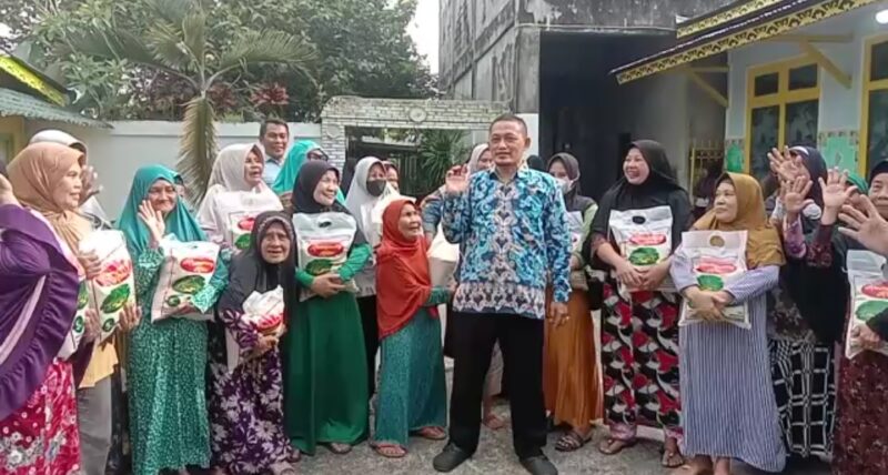 Subhan Nur Anggota DPRD Propinsi Kalbar menyerahkan bantuan beras lokal Sambas.