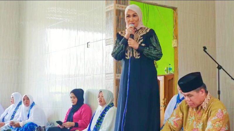 Hj Rubaeti Erlita Prabasa menyampaikan tausiyah pada kegiatan BKMT Kecamatan Jawai, Sabtu (18/2/2023).