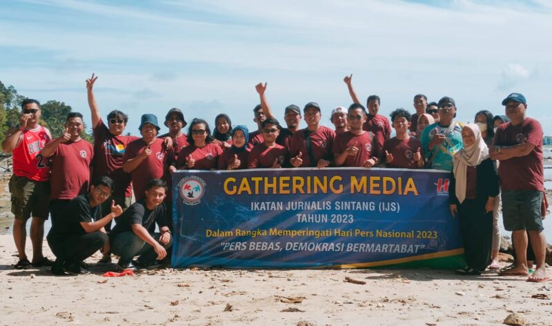 IJS dan Jurnalis Sambas foto bersama usai menggelar Media Gathering Peringati HPN 2023, Sabtu (18/2/2023) di Pulau Lemukutan.