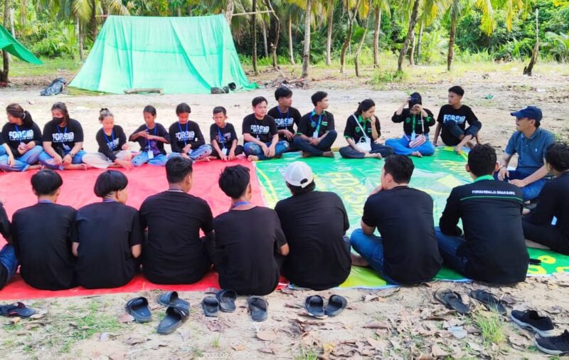 Wakil Ketua DPRD Sambas Ferdinan Syolihin berdiskusi bersama 
Forum Remaja Sinar Baru Kecamatan Tebas.