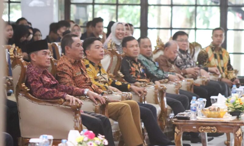 Ketua DPRD Sambas Abu Bakar menghadiri kuliah umum dan bedah buku Aldera belum lama ini di Untan.