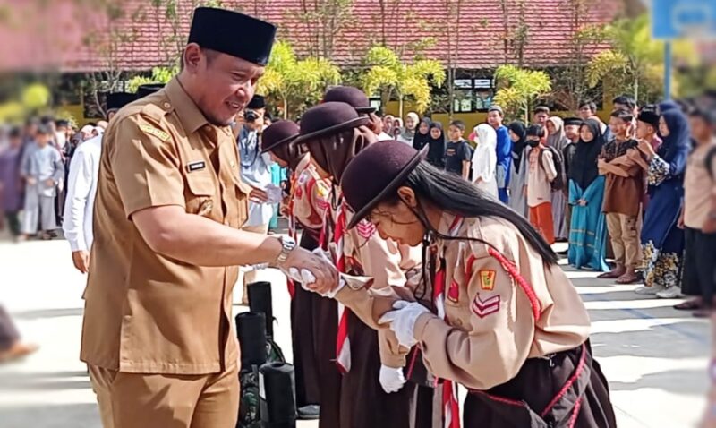 Wakil Bupati Sambas Fahrur Rofi melepas peserta lomba Pramuka Penggalang, Selasa (21/2/2023).