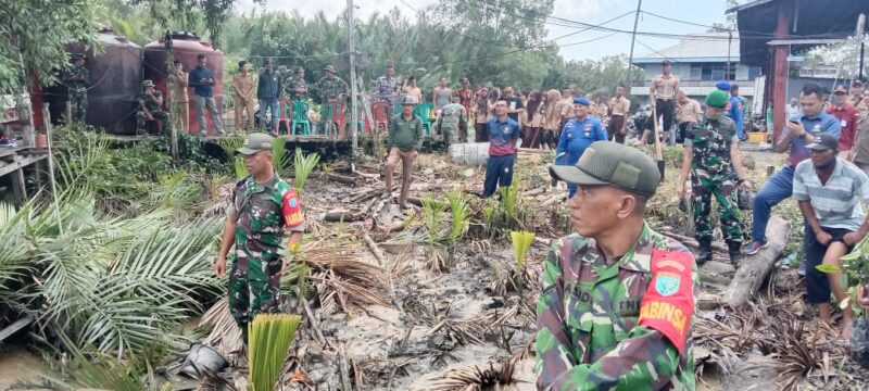 Penanaman Mangrove pesisir Pantai Penjajap, Kecamatan Pemangkat, Selasa (21/2/2023).