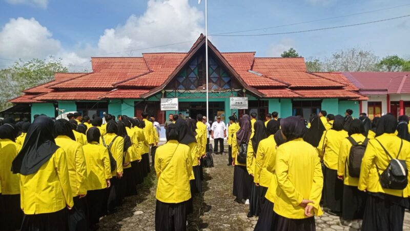 Mahasiswa PKM IAIS Sambas mendapat arahan di halaman Kantor Camat Tangaran, Rabu (22/2/2023).