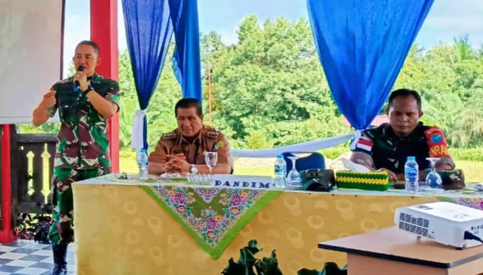 Dandim 1208 Sambas Letkol Inf Dadang Armada Sari bersama Forkopimcam dan masyarakat Selakau Timur foto bersama.