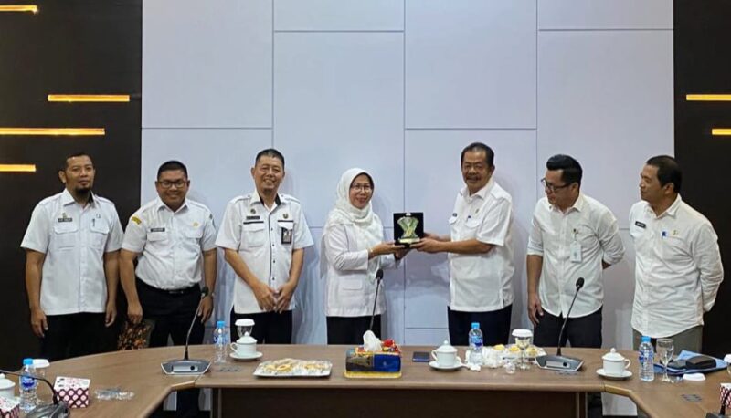 Sekda Sambas Ir H Ferry Madagaskar MSi menerima kunjungan Pemda KKR.