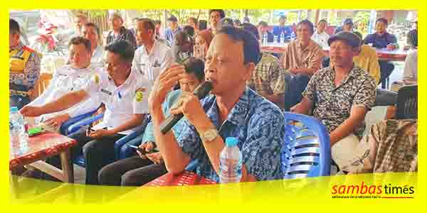 Jayadi Tokoh Masyarakat Sentete menyampaikan keluhan warga yang menginginkan Jalan Sentete dibangun, Rabu (1/2/2023).