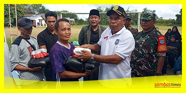 Kades Lumbang Mahmud salurkan bantuan kepada 1.474 warga terdampak banjir, Sabtu (18/2/2023).